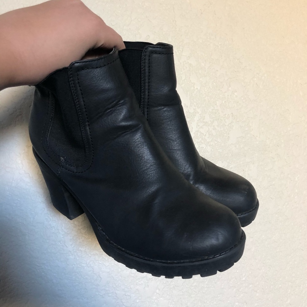 Boohoo Heeled Ankle Chelsea Black Boots 🦇
